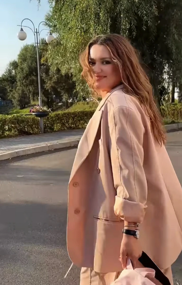 Наталія Могилевська у стильному луці пораділа, поки вела дочку в садок