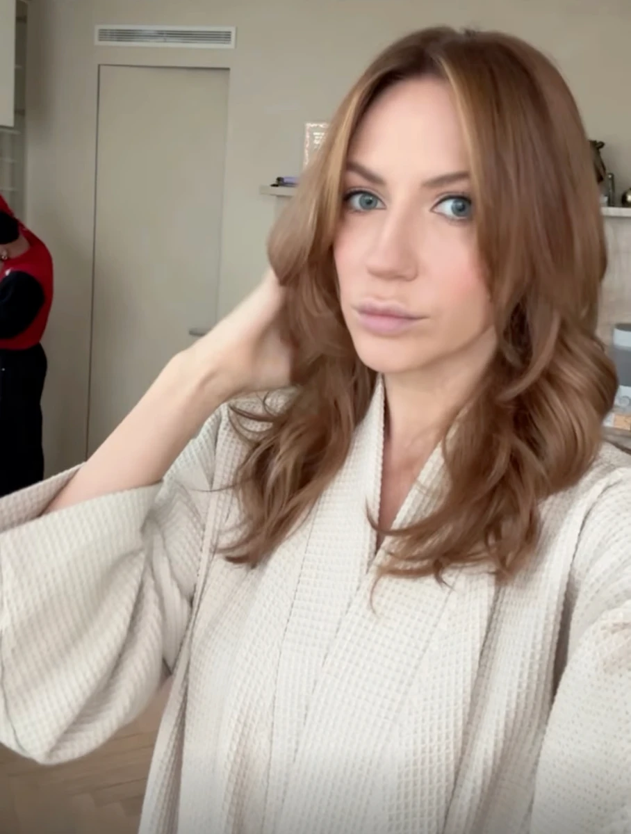 Леся Нікітюк пофарбувала волосся у темний колір