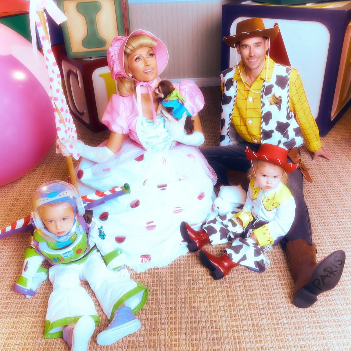 Періс Хілтон у рожевій сукні попозувала з чоловіком і дітьми в луках зІсторії іграшок