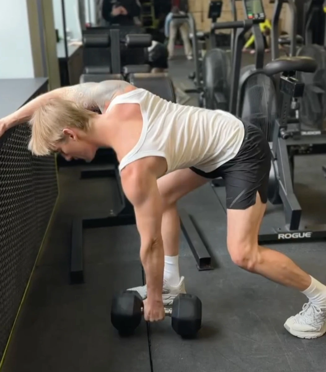 Алан Бадоєв потренувався з гантелями у залі