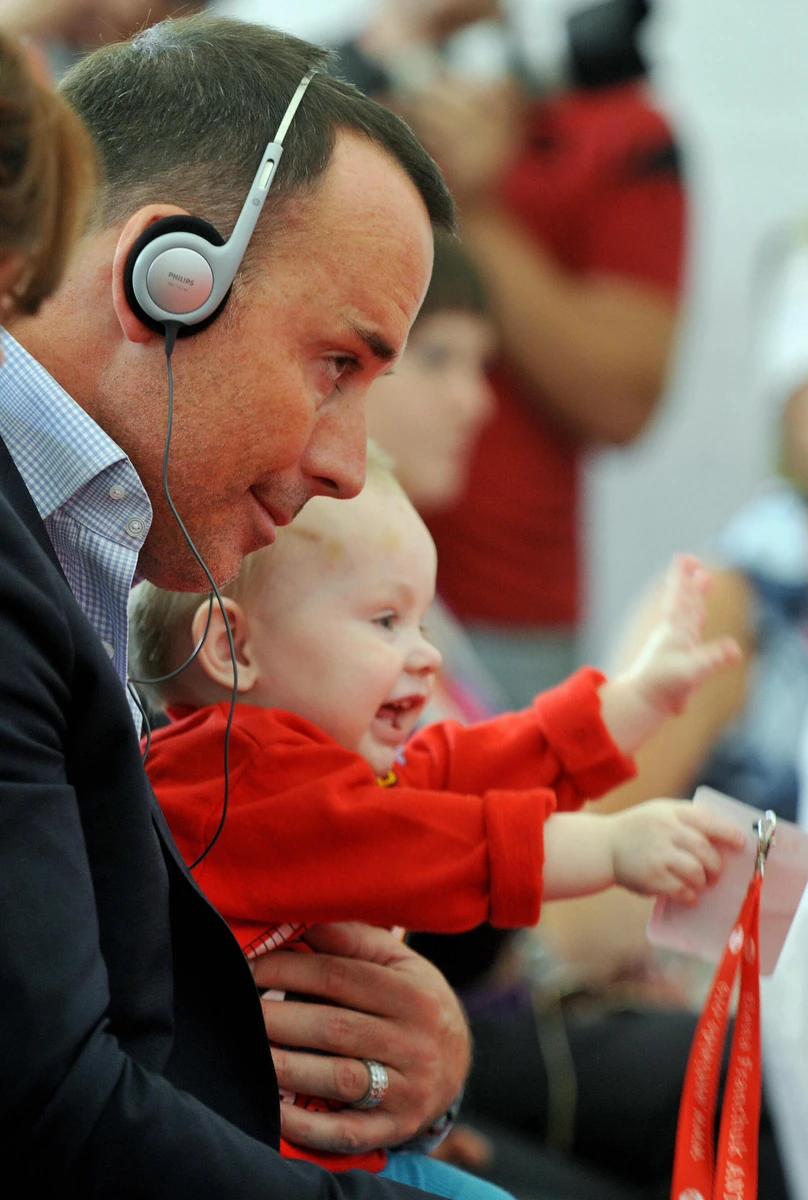 Девід Ферніш з хлопчиком з України