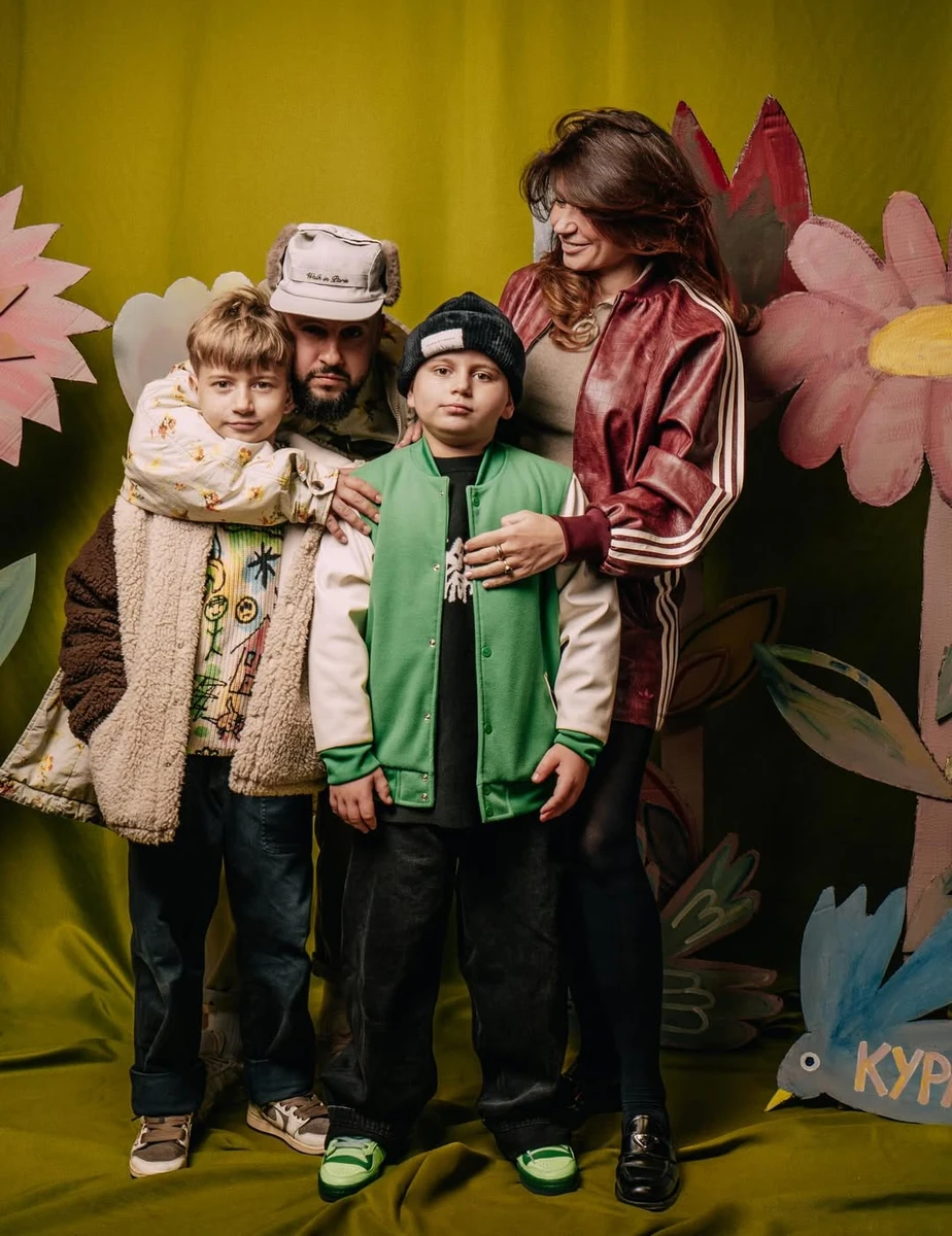 Монатіки в ефектних луках попозували на фестивалі зі старшими синами