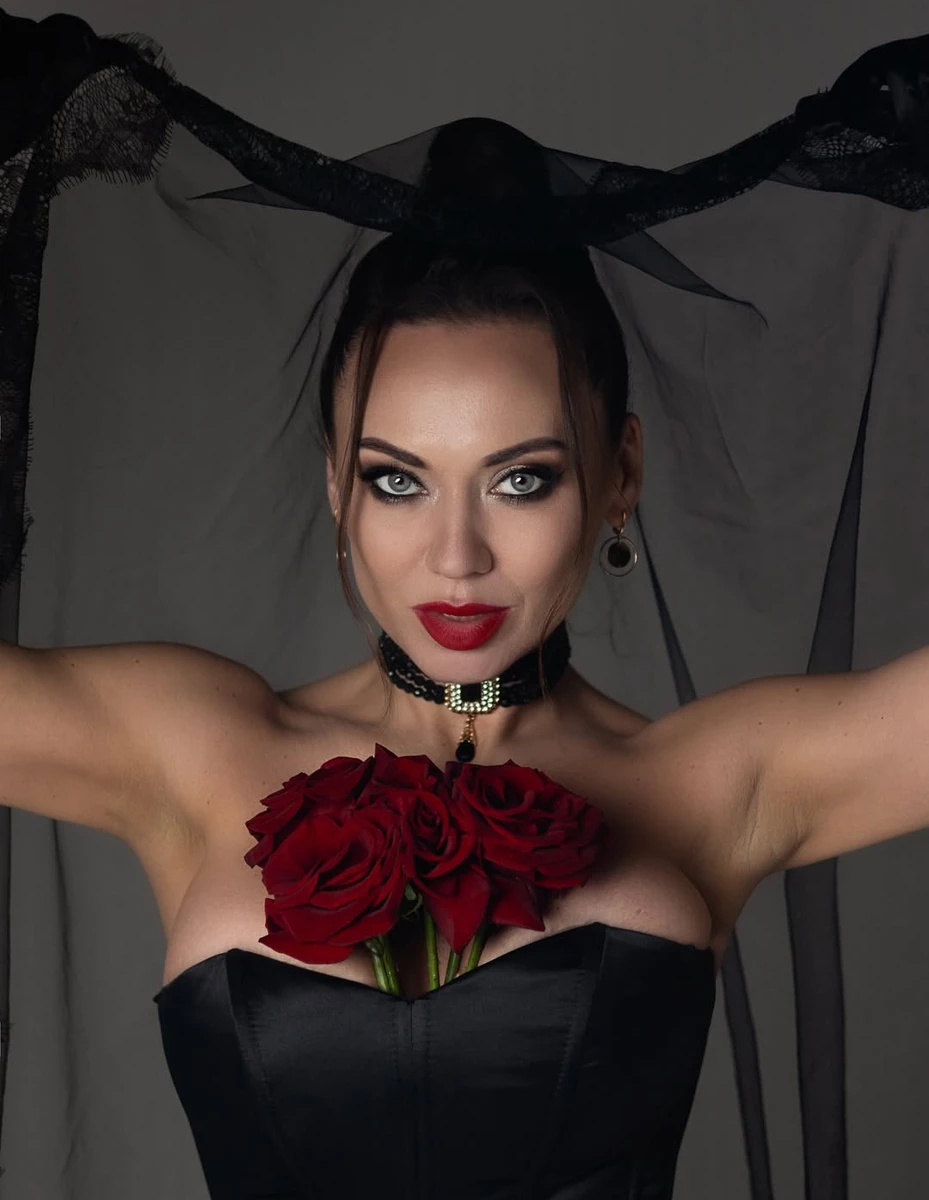 Анна Саліванчук у корсеті та фаті посвітила декольте