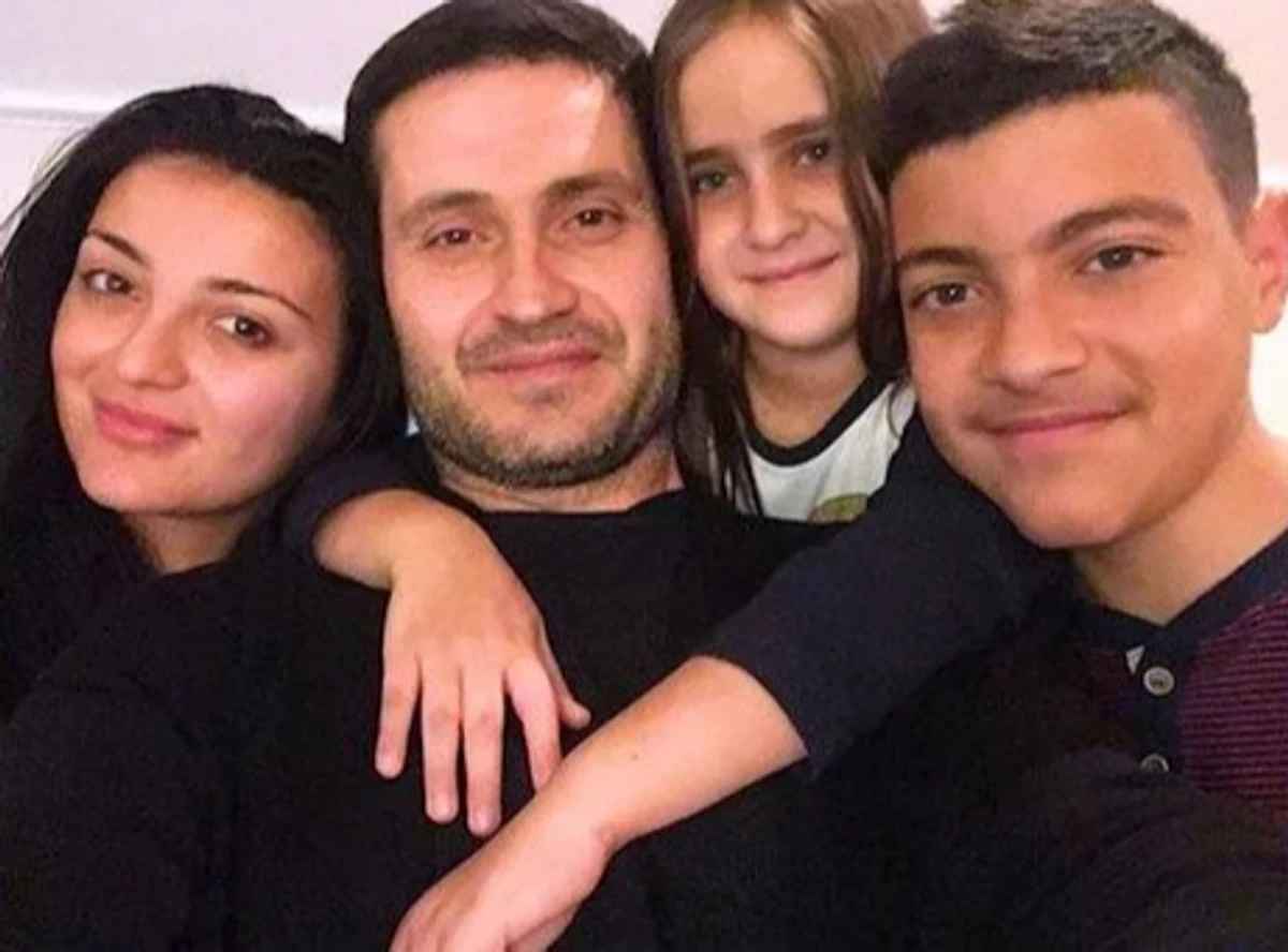 Ахтем Сеітаблаєв на фото з трьома дітьми